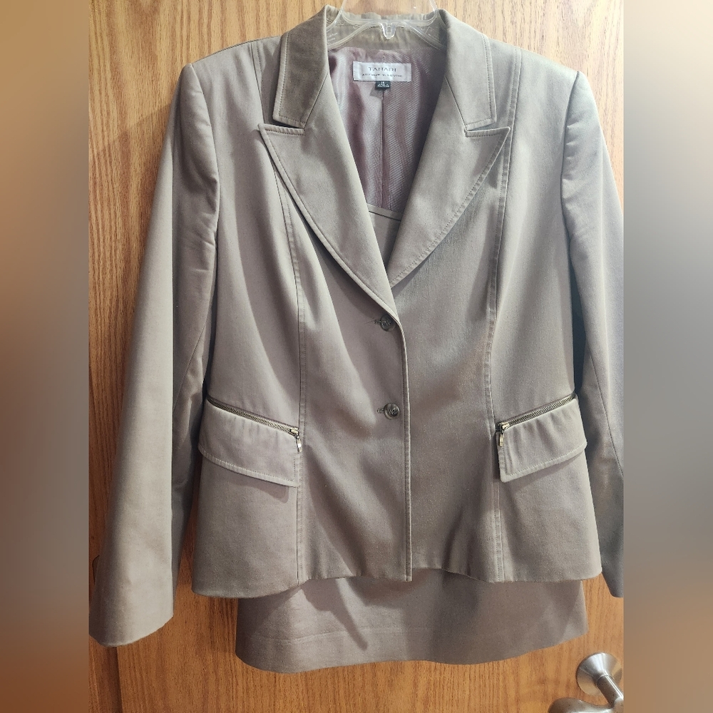Tahari fango Blazer Suit